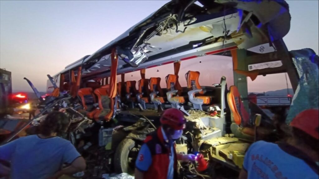 6 dead, 37 injured in western Turkey road crash