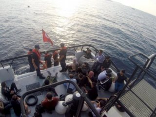 9 refugees killed as migrant boat sinks off western Turkey
