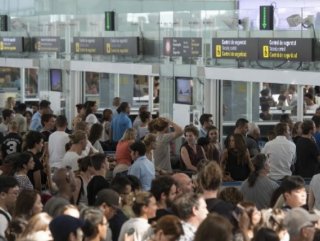 Airport securitry guards go on strike in Barcelona