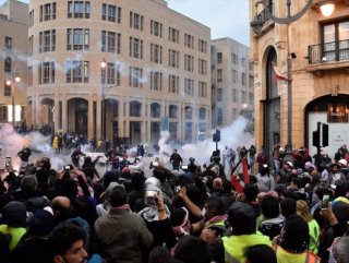 Anti-gov't protests continue in Beirut
