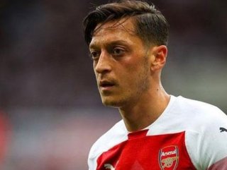 Arsenal star Mesut Özil attacked by carjacking gang in London