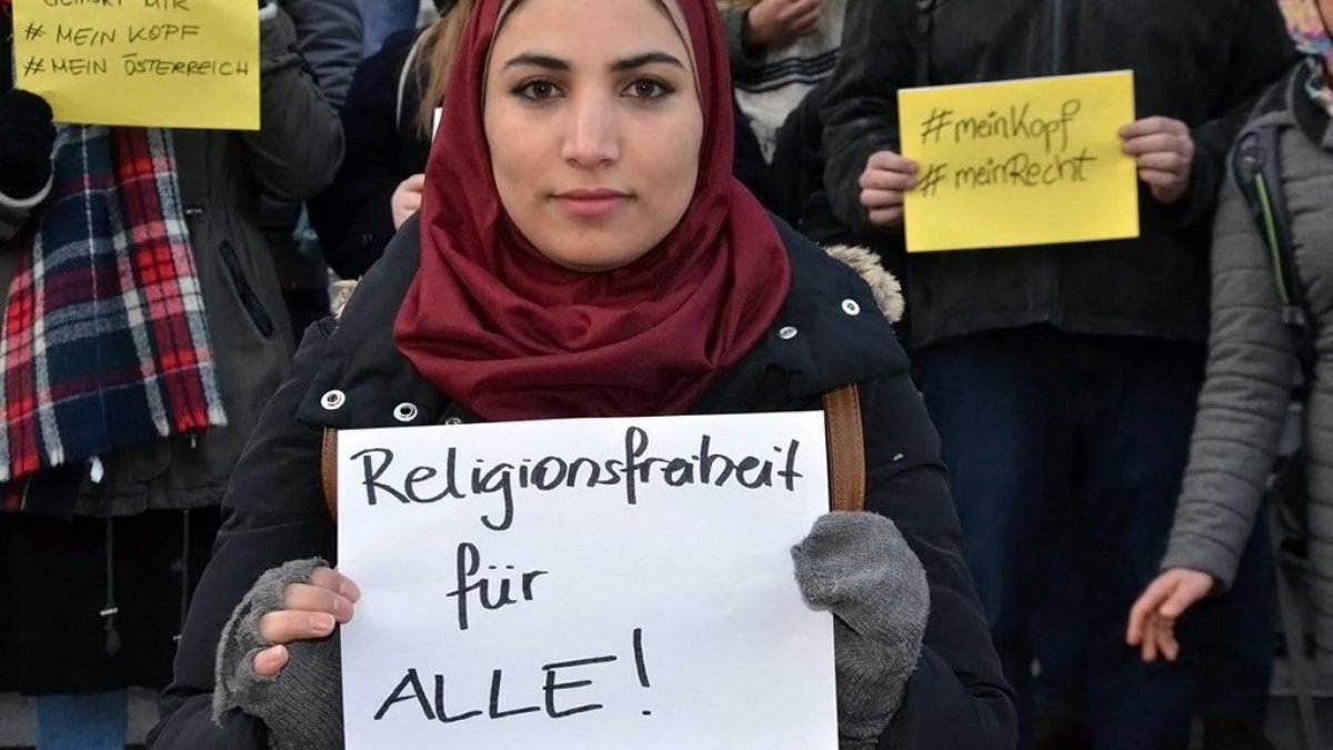 Austrian court lifts headscarf ban in primary schools