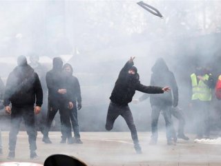Belgian police use tear gas on anti-migration protesters