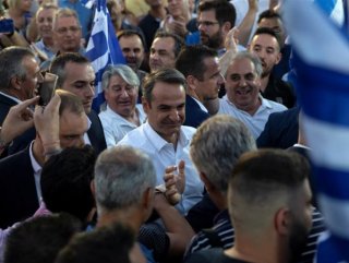 Center right party seizes power from Tsipras in elections