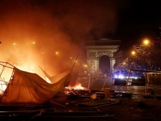 Chaos in Paris turns police violent