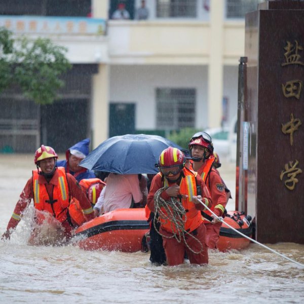 Chinese military battles floods