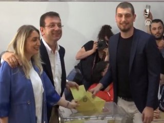 CHP candidate Ekrem İmamoğlu casts his vote