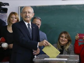 CHP leader Kılıçdaroğlu votes in local polls