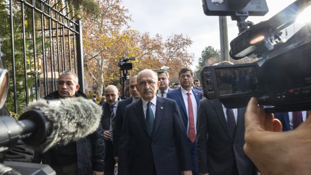 CHP's Kılıçdaroğlu walks to Justice Ministry