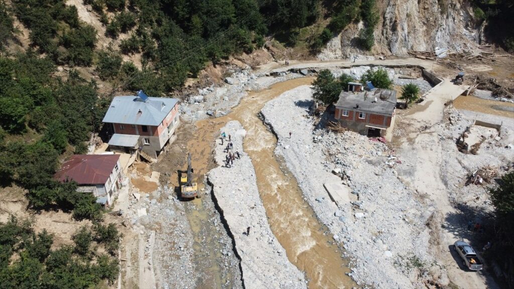 Death toll hits 10 in northeastern Turkey floods