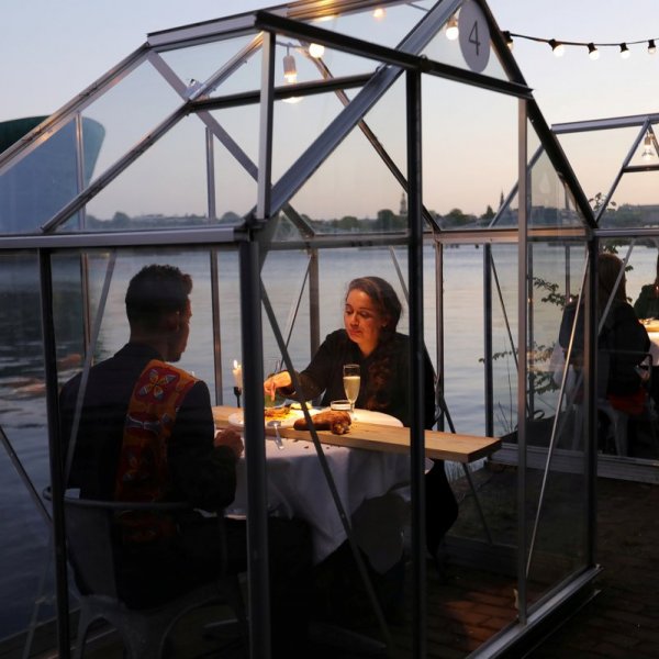 Dutch restaurant services in glass booths