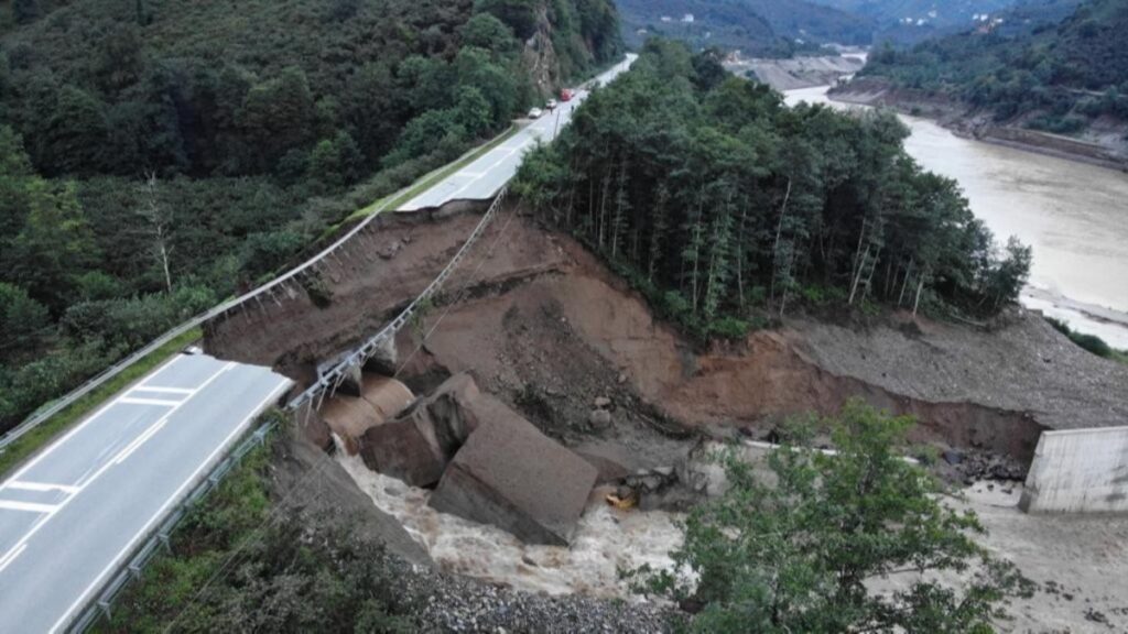 Footage shows destroyed roads in Turkey's Giresun