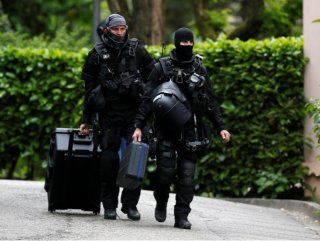 France arrests 5 over Lyon bomb attack