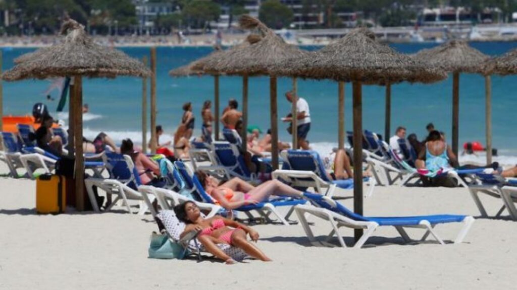 French government defends topless sunbathing