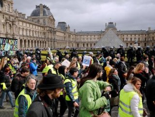 French minister bans Yellow Vests from Notre Dame