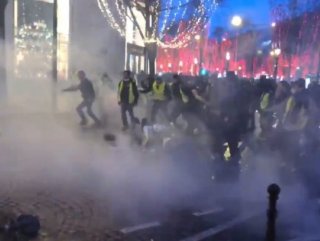 French police pulls out a gun to protesters
