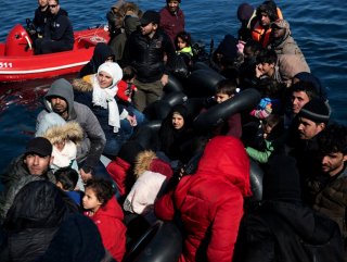 Greece attacks migrants to prevent them from crossing border