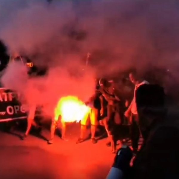 Greek protesters burn Turkish flags
