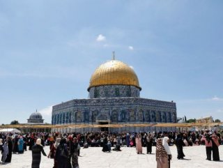Israeli police force out Muslim worshipers from Al-Aqsa