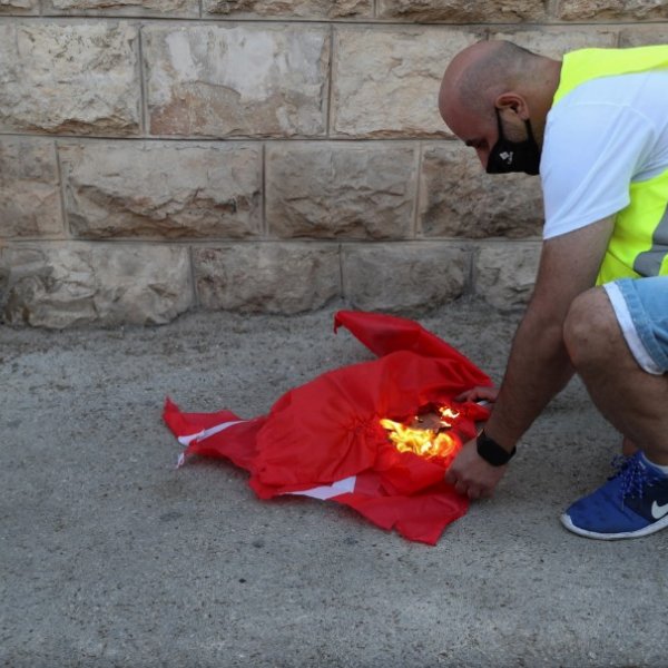 Israeli racist group burns Turkish flag in Jerusalem