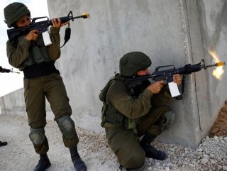 Israeli soldiers continue to arrest Palestinians illegally