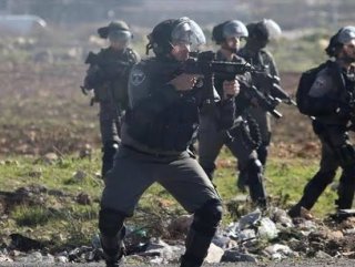 Israeli soldiers injure Palestinians during protests