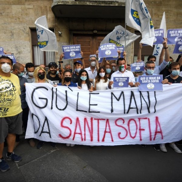 Italian extremists demonstrate against Hagia Sophia move