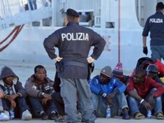 Italian gov't shuts ports to all irregular migrants