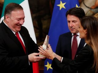 Italian journalist give US’s Pompeo cheese in protest