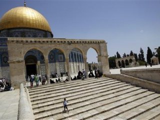 Jewish settlers enter Al-Aqsa Mosque for Independence Day