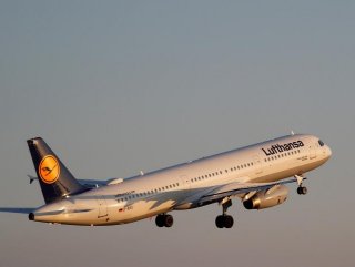 Lufthansa issues first quarter profit warning