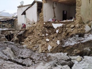 Magnitude 5.9 quake hits Iran, strikes Turkey’s border