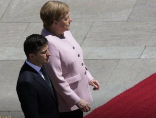 Merkel seen shaking on the red carpet