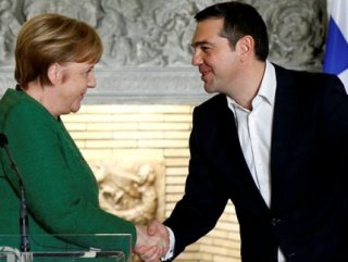 Merkel urges Greece to implement refugee pact