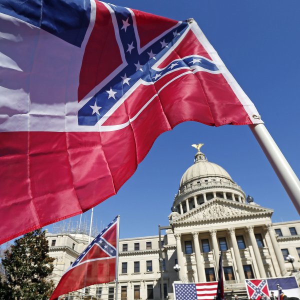 Mississippi removes Confederate insignia from state flag