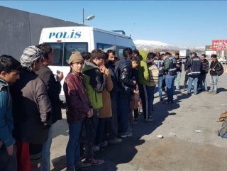 More irregular migrants held across Turkey