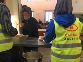 Muslim association in Vienna provides food to homeless