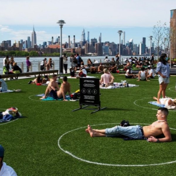 New Yorkers flock to parks as temperatures increase