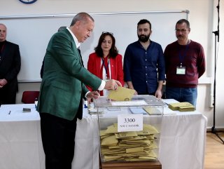 President Erdoğan casts his vote in local polls