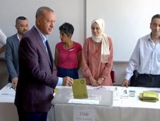 President Erdoğan votes in mayoral election re-run