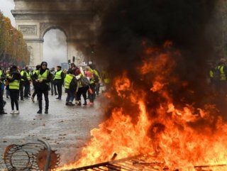 Protesters continue looting in Paris