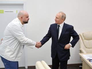 Putin visits coronavirus patients in Moscow
