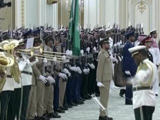 Saudi military orchestra tries to play Russia’s anthem