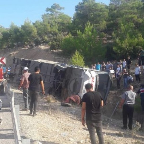 Soldiers martyred after bus flips over in Turkey