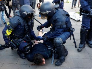 Spanish riot police clash with Catalan protesters