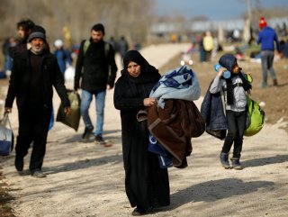 Thousands of asylum seekers flock to Greek border