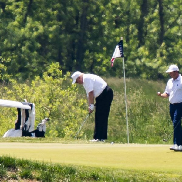 Trump plays golf amid coronavirus emergency