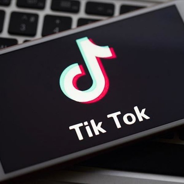 Trump sets deadline for US firms to buy TikTok
