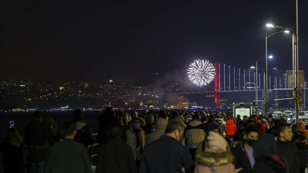 Turkey brings in New Year with fireworks, light shows, decorations
