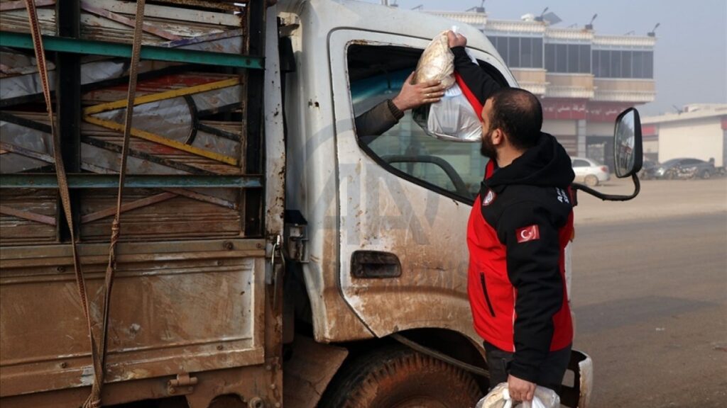 Turkey continues sending humanitarian aid to Syria